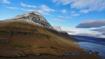 el bulandstindur, o pirámide montaña en Islandia foto