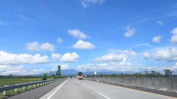 cavalcata lungo il indonesiano Pedaggio strada o autostrada, nuovo governo Pedaggio strada infrastruttura progetto video