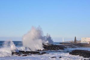 enormes olas del mar foto