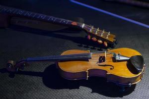 antiguo violín en un oscuro antecedentes. retro musical instrumento. foto