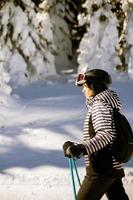 joven mujer a invierno esquiar dicha, un soleado día aventuras foto