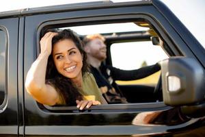 pareja divirtiéndose en roadtrip foto