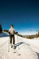 joven mujer a invierno esquiar dicha, un soleado día aventuras foto