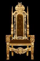 dorado real silla aislado en negro antecedentes. un sitio para el rey. trono. real silla. foto