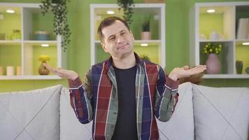 söt kille ser på kamera låtsas till ange den där han har Nej aning. man vänd de kamera gör en gest med hans händer till visa han har Nej aning. video