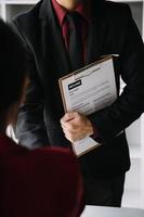 cerca arriba ver de trabajo entrevista en oficina, atención en currículum escritura consejos, empleador revisando bueno CV de preparado experto solicitante, reclutador considerando solicitud, hora gerente haciendo contratación decisión foto