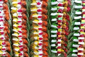banarasi cacerola, betel nuez adornado con todas indio banarasi ingredientes para venta. foto