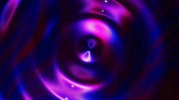 blu e viola vorticoso in giro un' nero sfondo. infinitamente loop animazione video