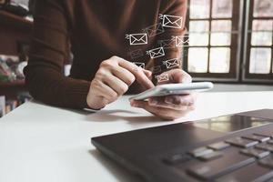 concepto de uso de medios digitales, tecnología, navegación en línea en redes sociales, mano de mujer usando una computadora portátil para usar Internet, revisar el correo electrónico. foto