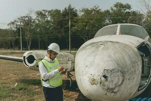 aeronave mecánico examinando avión ala foto