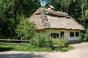 antigua casa rural en la temporada de verano foto