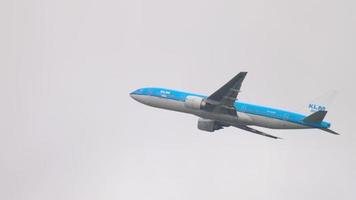 amsterdam, de nederländerna juli 25, 2017 - klm kunglig dutch flygbolag boeing 777 ph bqk klättra efter ta av på zwanenburgbaan 36c, schiphol flygplats, amsterdam, holland video