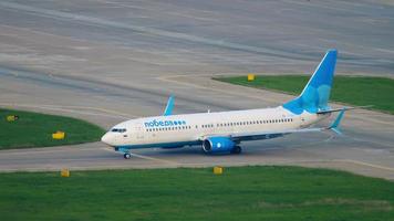 sochi, Rusia agosto 04, 2022 - boeing 737 de pobeda aerolíneas rodaje en el pista a Sochi aeropuerto, medio disparo. avión en el pista de aterrizaje. turismo y viaje concepto video