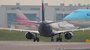 Moskau, Russisch Föderation Juli 28, 2021 - - boeing 737 von aeroflot rollen auf das Runway beim Scheremetjewo Flughafen. boeing 747 Koreanisch Luft Ladung auf das Hintergrund. Jumbo Jet auf das Rollbahn video