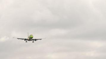 jet passagerare plan i en molnig himmel närmar sig för landning, främre se, långsam rörelse video