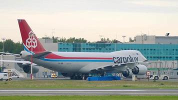 novosibirsk, ryska federation juni 10, 2020 - cargolux boeing 747 lx vcn bogsering efter landning. tolmachevo flygplats, novosibirsk video