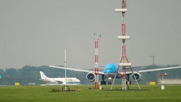 amsterdam, pays-bas 26 juillet 2017 - klm boeing 777 départ à la piste 24 kaagbaan. aéroport de schiphol, amsterdam, hollande video