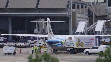 Phuket, Tailandia novembre 28, 2019 - passeggeri aereo bangkok aria attraccato a il terminale. Caricamento in corso cibo su tavola. turismo e viaggio concetto video