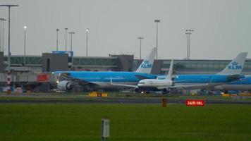 amsterdam, pays-bas 27 juillet 2017 - tui airlines miami air international boeing 737 n732ma roulage avant le départ tôt le matin. aéroport de shiphol, amsterdam, hollande video