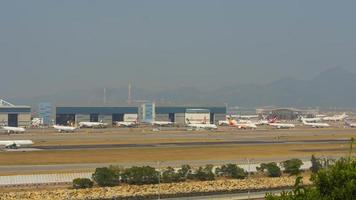 hong kong 09 november 2019 - timelapse van de internationale luchthaven chek lap kok van hong kong, uitzicht vanaf het eiland lantau video