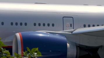 phuket, thailand november 29, 2017 - aeroflot boeing 777 vq bub som heter mikhail Bulgakov taxning innan avresa från phuket flygplats. stänga upp cockpit se video