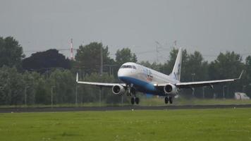 amsterdam, de nederländerna juli 27, 2017 - flygplan av flybe landning och bromsning på schiphol flygplats, super långsam rörelse. flygplan rörande de bana med rök. turism och resa begrepp video