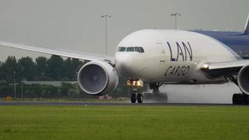 amsterdam, de nederländerna juli 24, 2017 - lan frakt boeing 777 n776la accelerera accelerera och rotera på polderbaan 36l, regnig väder, schiphol flygplats, amsterdam, holland video