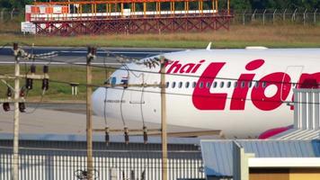 phuket, Thailand december 29, 2018 - Thais leeuw lucht luchtbus a330 hs lah taxiën na landen Bij phuket Internationale luchthaven video