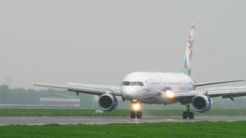almatië, Kazachstan mei 4, 2019 - vliegtuig zondag luchtvaartmaatschappijen boeing 757 omhoog 87502 taxiën na landen Bij regenachtig het weer. Almaty Internationale luchthaven, Kazachstan video