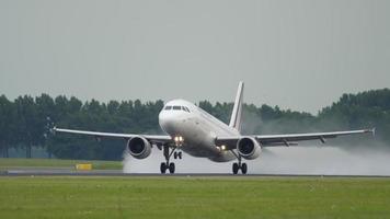 amsterdam, países bajos 27 de julio de 2017 - air france airbus 320 f gkxi escalada después del despegue del aeropuerto de shiphol, amsterdam, holanda video