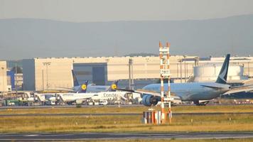 Francfort un m principal, Allemagne juillet 21, 2017 - Cathay pacifique Boeing 777 b kpq ralentir vers le bas à de bonne heure matin, piste 25c. Fraport, Francfort, Allemagne video