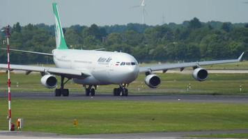 Düsseldorf, Allemagne juillet 22, 2017 - Mahan air Airbus 340 ep mmt roulage avant départ. Düsseldorf aéroport video