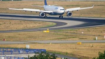 Francfort un m principal, Allemagne juillet 19, 2017 - lufthansa Airbus a330 freinage après atterrissage sur piste 25r. Fraport, Francfort, Allemagne video