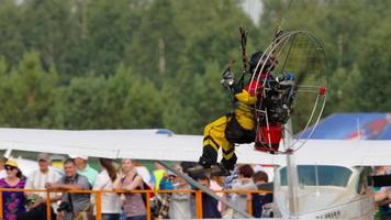 Novossibirsk, russe fédération juillet 28, 2019 - moto parapentes sur salon de l'aéronautique à le mochiche video