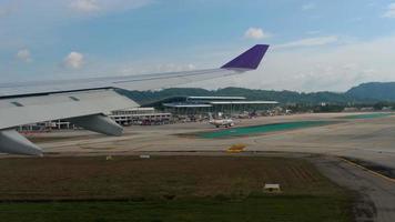 Phuket, Tailandia novembre 25, 2018 - aereo Visualizza internazionale Phuket aeroporto, settentrionale parte di Phuket isola, Visualizza a partire dal atterraggio aereo video