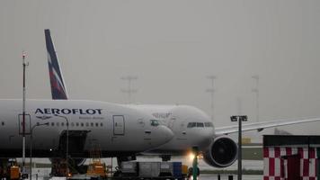 Moscú, ruso federación julio 28, 2021 - boeing 777 aeroflot aerolíneas es preparando a tomar apagado. avión rodaje en un nublado gris lluvioso día. partiendo vuelos en malo clima condiciones. sheremetyevo video