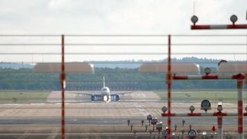 Jet Flugzeug Landung und Bremsung im Düsseldorf video