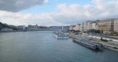 Danubio fiume con budapest architettura su argine. ponte al di sopra di Danubio video