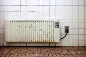 antiguo oxidado calentador en baño. foto