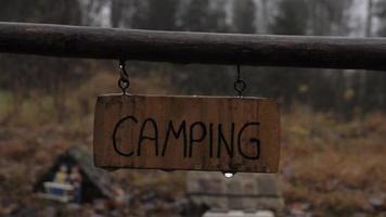 de madeira acampamento placa chuvoso dia, mau clima conceito, fechar acima video