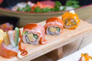 salmón sashimi conjunto en japonés restaurante, japonés comida foto