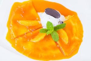 naranja crepe pastel con hielo crema foto