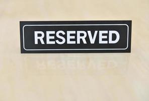 Reserved sign on the table photo