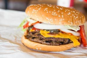 carne de vaca hamburguesa con queso y vegetal foto