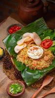 Mariscos frito arroz con un clásico tema foto