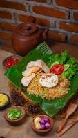 Mariscos frito arroz con un clásico tema foto