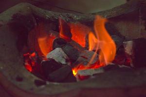 hogar fuego carbón parrilla calor caliente preparación concepto foto