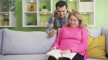kultiviert und elegant Paar lesen ein Buch im ihr schonen Zeit beim heim, Sie sind glücklich zusammen. video