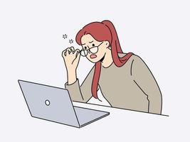 aturdido mujer tomar apagado lentes Mira a ordenador portátil pantalla calcetín con inesperado correo o mensaje. infeliz mujer trabajo en computadora sorprendido con increíble noticias. vector ilustración.