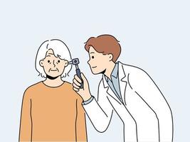 masculino médico examinar mayor hembra paciente oreja. hombre gp o otorrinolaringólogo hacer chequeo o examen de antiguo abuela en clínica. vector ilustración.